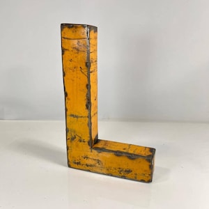 Letra "L" hecha de barriles de petróleo reciclados | 22 o 50 cm | diferentes colores