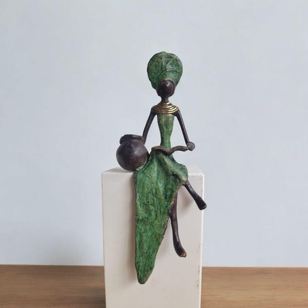 Bronze sculpture "Reading Woman with Jug" by Soré | various sizes and colors