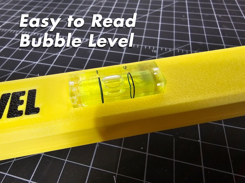 K&ouml;nnte beinhalten: Eine gelbe Wasserwaage mit einer durchsichtigen, gr&uuml;nen Fl&uuml;ssigkeitsampulle. Die Ampulle hat zwei horizontale Linien und eine Blase in der Mitte. Der Text "Easy to Read Bubble Level" ist in der oberen linken Ecke des Bildes sichtbar.