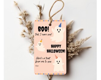以下が含まれることがあります： 幽霊のイラストと「BOO! Did I scare you? Happy Halloween! Here's a treat from me to you.」というテキストが書かれたピンクのハロウィンギフトタグです