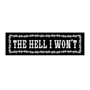 Op de afbeelding: Een zwarte rechthoekige sticker met de witte tekst "THE HELL I WON'T", omlijst door een wit prikkeldraadontwerp. Het ontwerp is opvallend en direct.