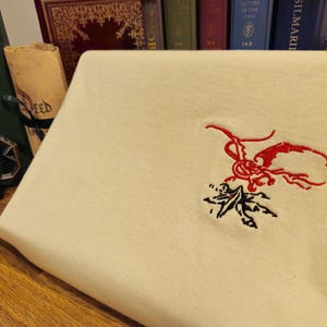 Erebor & Smaug besticktes T-Shirt - Der Hobbit
