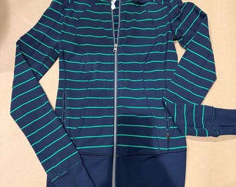 Chaqueta Lululemon Define a rayas, talla 4, azul marino y verde, con cremallera completa.