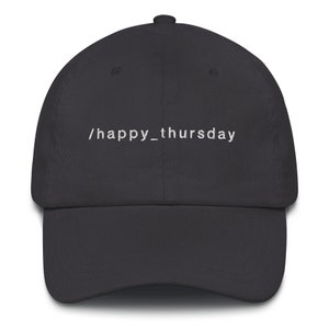 Puede incluir: Gorra de béisbol gris oscuro con el texto "/happy_thursday" bordado en blanco. La gorra tiene una visera curva y un cierre de correa de tela. Este sombrero informal es adecuado para el uso diario.