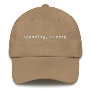 Puede incluir: Una gorra de béisbol marrón con texto bordado en blanco que dice "/pending_unicorn".