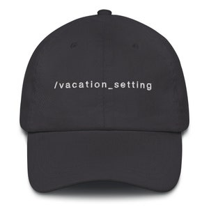 Puede incluir: Una gorra de béisbol gris oscuro con texto bordado en blanco que dice "/vacation_setting".