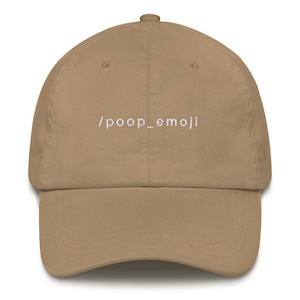 Puede incluir: Una gorra de béisbol marrón con el texto "/poop_emoji" bordado en blanco en la parte delantera.