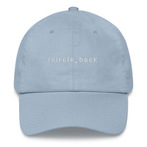 Puede incluir: Una gorra de béisbol azul claro con texto bordado en blanco que dice "/circle_back"