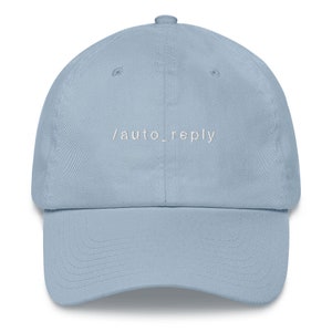 Puede incluir: Una gorra de béisbol azul claro con el texto "/auto_reply" bordado en blanco en la parte delantera.