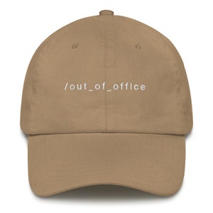 Puede incluir: Una gorra de béisbol de color beige con el texto "/out_of_office" bordado en blanco en la parte delantera.
