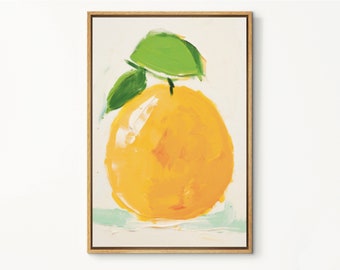 Puede incluir: Impresión en lienzo enmarcada que presenta una pintura abstracta de una fruta cítrica amarilla con hojas verdes. La obra de arte utiliza pinceladas gruesas y una paleta de colores brillantes, creando una estética moderna. El marco es de madera natural.