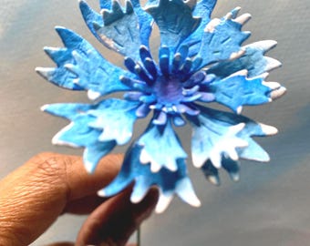 Tallo de flor de aciano pintado a mano con acuarela sobre papel de acuarela.
