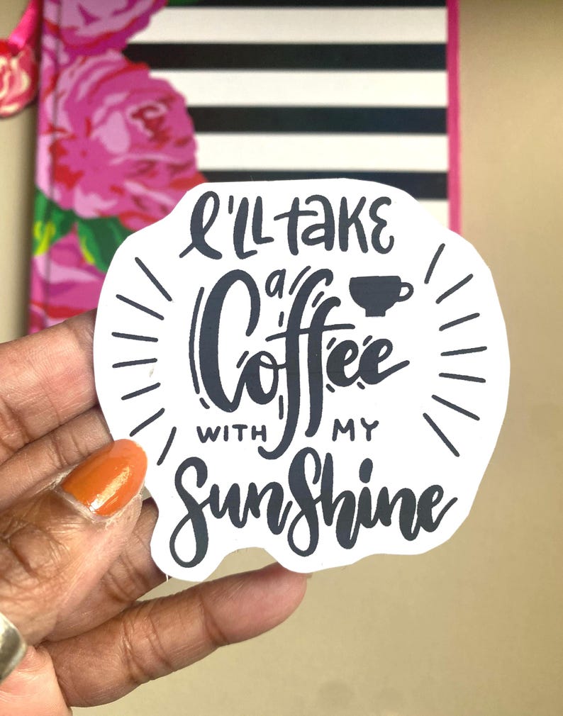 Puede incluir: Una pegatina blanca con letras negras que dice "I'll take a Coffee with my Sunshine". La pegatina tiene un gr&aacute;fico de taza de caf&eacute; y l&iacute;neas radiantes. El fondo incluye un dise&ntilde;o floral y rayas blancas y negras.