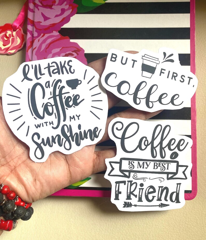 Puede incluir: Tres pegatinas blancas con texto negro sobre caf&eacute;. Una dice "I'll take a coffee with my sunshine", otra dice "But first, coffee", y la &uacute;ltima dice "Coffee is my best friend".