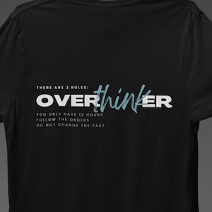 Puede incluir: Camiseta negra con texto blanco que dice "THERE ARE 3 RULES: OVERthinkER YOU ONLY HAVE 12 HOURS FOLLOW THE ORDERS DO NOT CHANGE THE PAST"
