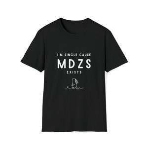 K&ouml;nnte beinhalten: Schwarzes T-Shirt mit wei&szlig;em Text, der "Ich bin Single, weil MDZS existiert" lautet, und einem kleinen wei&szlig;en Umriss eines Kaninchens.