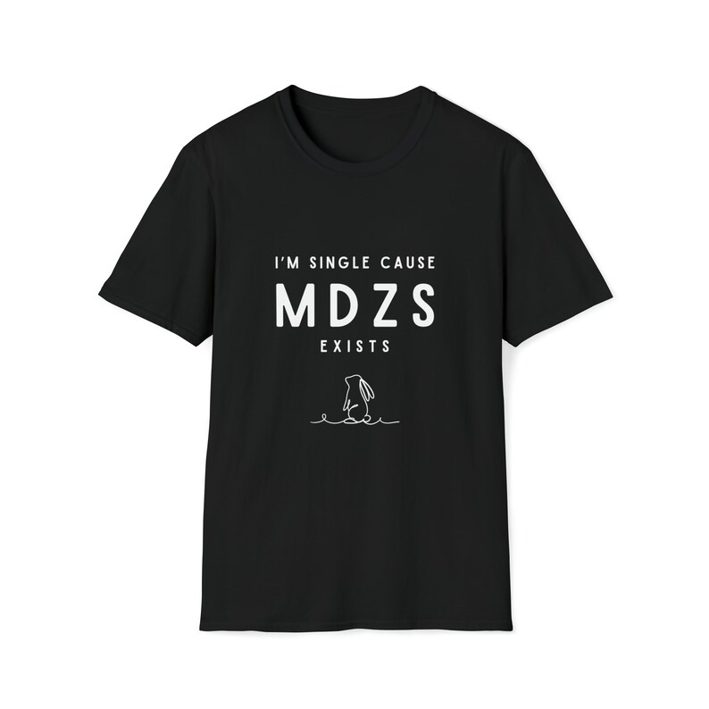 K&ouml;nnte beinhalten: Schwarzes T-Shirt mit wei&szlig;em Text, der "Ich bin Single, weil MDZS existiert" lautet, und einem kleinen wei&szlig;en Umriss eines Kaninchens.