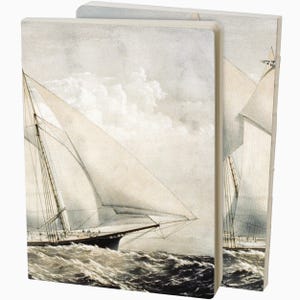 Pode incluir: Dois cadernos com uma ilustração náutica vintage. A obra de arte retrata um veleiro num mar agitado sob um céu nublado. A imagem é em tons de cinza e branco.