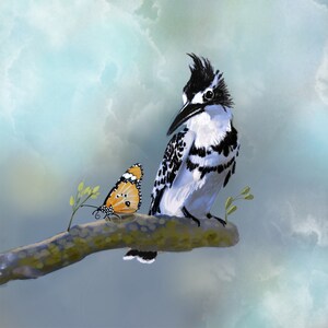 Könnte beinhalten: Ein schwarz-weißer Eisvogel sitzt auf einem Ast mit einem leuchtend orange-schwarzen Schmetterling in der Nähe. Der Vogel hat einen langen, spitzen Schnabel und ein charakteristisches schwarz-weißes Muster auf seinen Federn. Der Hintergrund ist ein sanftes Blau mit weißen Wolken.