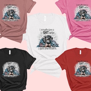 K&ouml;nnte beinhalten: F&uuml;nf T-Shirts in verschiedenen Farben mit einer Grafik eines Hundes mit dem Text "Ich habe tats&auml;chlich einen SCHEISS fr&uuml;her gegeben, ich sch&auml;tze, du hast es verpasst."