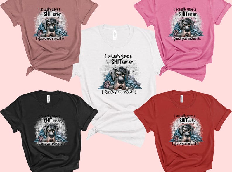 K&ouml;nnte beinhalten: F&uuml;nf T-Shirts in verschiedenen Farben mit einer Grafik eines Hundes mit dem Text "Ich habe tats&auml;chlich einen SCHEISS fr&uuml;her gegeben, ich sch&auml;tze, du hast es verpasst."