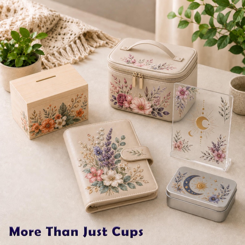 Puede incluir: Un conjunto que incluye una hucha de madera, un neceser beige, una agenda floral, un letrero de acr&iacute;lico transparente con dise&ntilde;o de luna y sol, y una caja de metal, decorados con motivos florales y el texto More Than Just Cups.