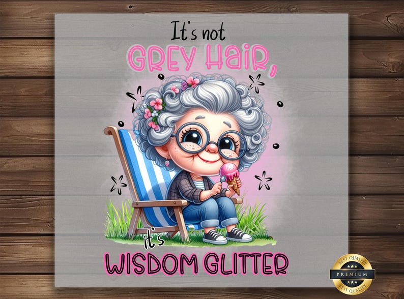 Op de afbeelding: Een cartoonillustratie van een vrouw met grijs haar en een bril die op een strandstoel zit. Ze houdt een ijsje vast en de tekst zegt "Het is geen grijs haar, het is wijsheid glitter".