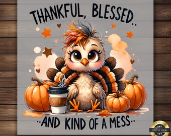 Op de afbeelding: Thanksgiving-thema illustratie met een cartoon kalkoen, pompoenen en koffie. De tekst luidt "THANKFUL, BLESSED...AND KIND OF A MESS." De kalkoen heeft oranje en bruine veren. De illustratie heeft een aquarel stijl met een grijze achtergrond.