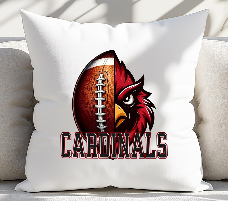 Puede incluir: Almohada blanca con un dise&ntilde;o de cardenal rojo y f&uacute;tbol. El bal&oacute;n de f&uacute;tbol est&aacute; dividido por la mitad, con la cabeza del cardenal ocupando la otra mitad. El texto "CARDINALS" est&aacute; impreso debajo de la imagen.