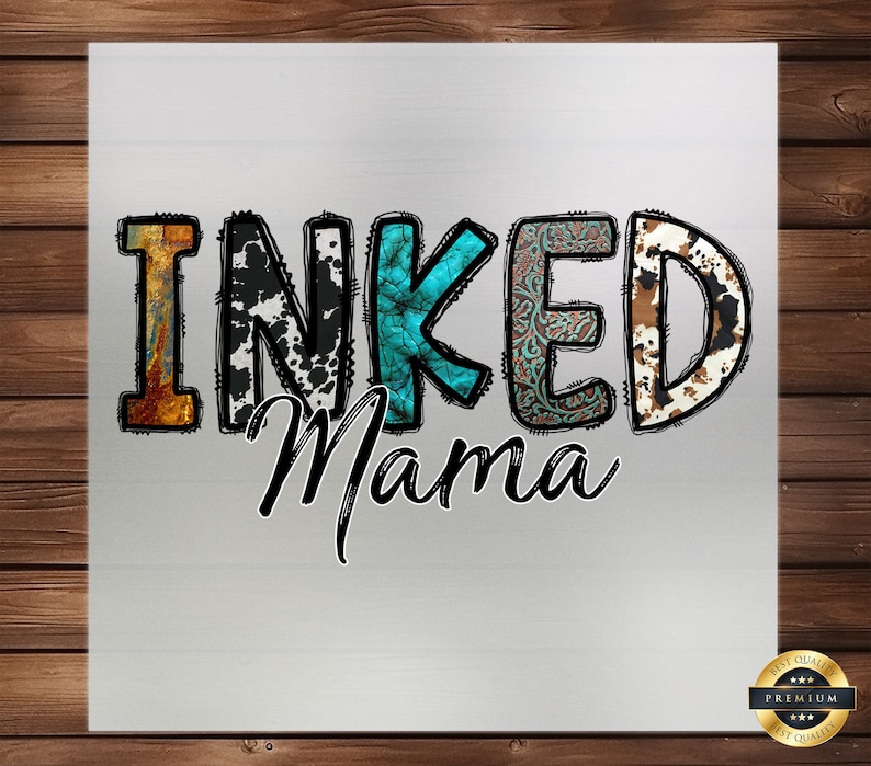 以下が含まれることがあります： 白い背景に、カラフルな大きな文字で「INKED」と書かれています。各文字は異なる模様の生地で作られています。「INKED」の下には、黒い筆記体で「Mama」と書かれています。