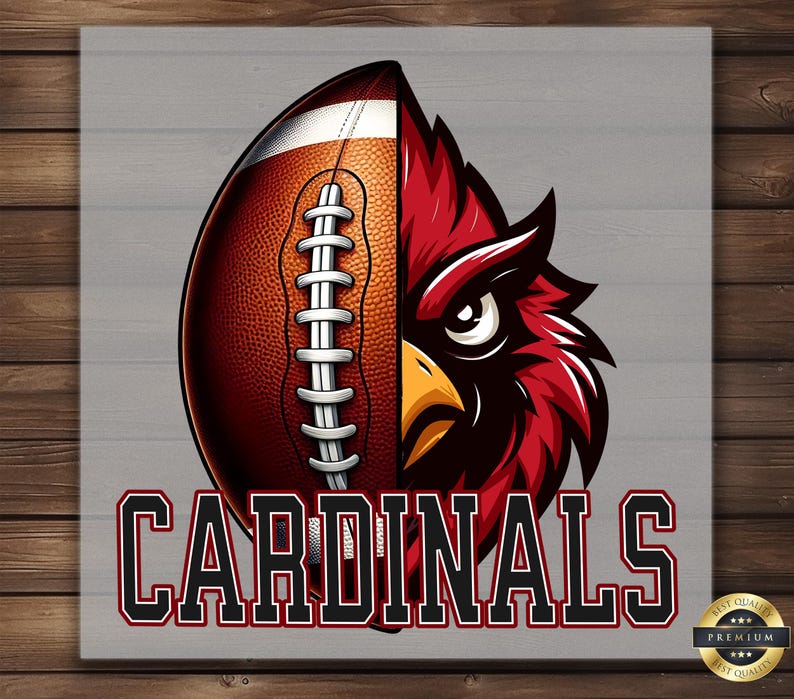 Puede incluir: Un bal&oacute;n de f&uacute;tbol rojo y blanco con un gr&aacute;fico de cabeza de p&aacute;jaro cardenal. El texto "CARDINALS" est&aacute; debajo del bal&oacute;n. El fondo es un patr&oacute;n de veta de madera gris.
