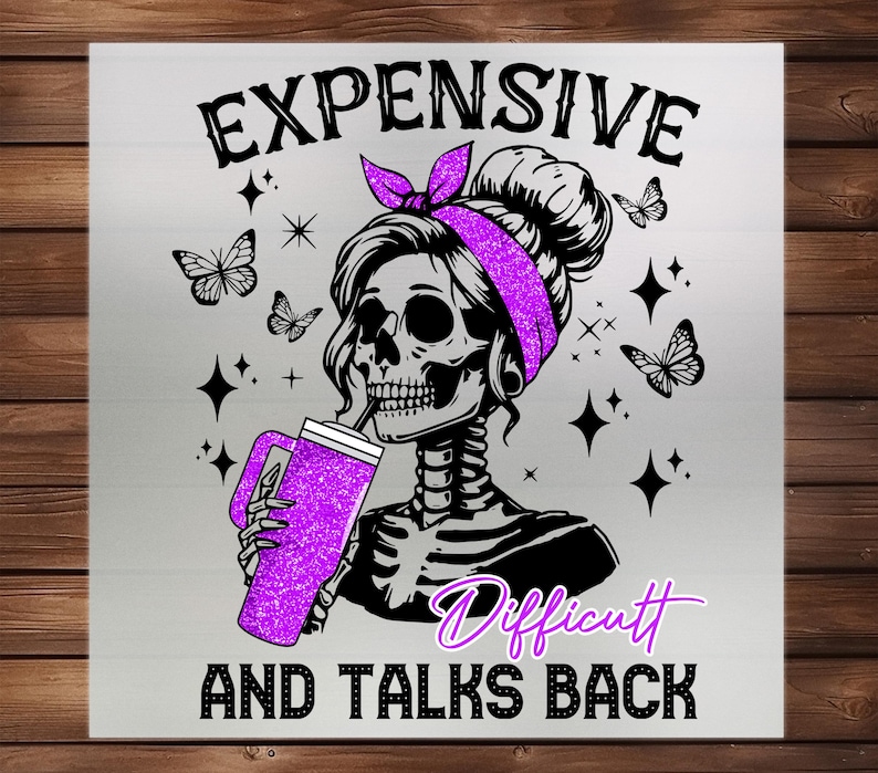 Op de afbeelding: Grafische illustratie van een schedel met een paarse hoofdband en een glinsterende paarse beker. De tekst luidt "EXPENSIVE, Difficult, AND TALKS BACK". Vlinders en sterren zijn ook afgebeeld.