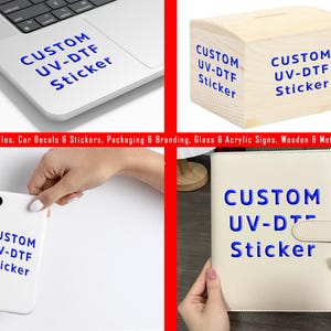 Puede incluir: Un collage que muestra pegatinas UV-DTF personalizadas aplicadas en un port&aacute;til, una caja de madera, un smartphone blanco y un cuaderno beige. El texto azul en cada pegatina dice CUSTOM UV-DTF Sticker. La imagen incluye texto que enumera aplicaciones para botellas de agua, calcoman&iacute;as, envases, branding, letreros de vidrio y acr&iacute;lico, y placas de madera y metal.