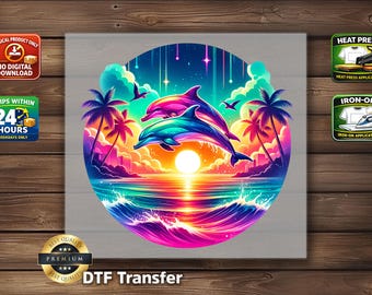 Op de afbeelding: Een ronde DTF-transfer met twee dolfijnen die bij zonsondergang over een levendige oceaan springen. De scène bevat palmbomen, wolken en een felle zon, uitgevoerd in neonroze, blauwe en gele tinten op een houten achtergrond.