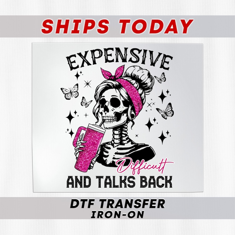 Op de afbeelding: DTF-transfer met een schedel met een roze glitter haarband en een roze glitter beker. Het ontwerp bevat vlinders en sterren, met de tekst "EXPENSIVE, DIFFICULT, AND TALKS BACK" in zwart en roze.