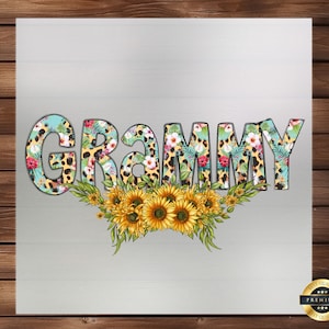 Op de afbeelding: Een grafisch ontwerp met het woord "GRAMMY" in zwarte omrande letters met een tropisch bloemen- en luipaardprint. De letters worden omringd door een bloemstuk van zonnebloemen.