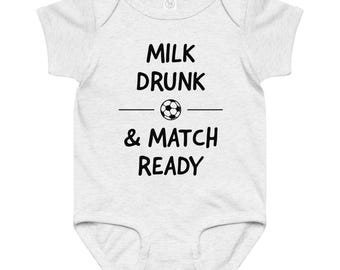 Klaar voor melkdronken en matchen romper | WK-baby-outfit | Grappig voetbalbabyshirt | Voetbalbodysuit voor baby's