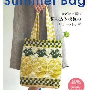 Puede incluir: Un bolso de ganchillo con un patrón de piñas amarillas y verdes y un borde a cuadros. El bolso tiene dos asas y muestra texto, incluyendo "applemints", "Summer Bag" y caracteres japoneses sobre un fondo blanco.