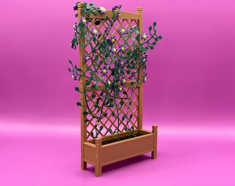 Può includere: Un traliccio di legno marrone con una vite rampicante con fiori viola. Il traliccio ha una fioriera in basso.