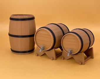 Può includere: Tre barili di legno con beccucci in metallo. I barili sono marroni con fasce in metallo nero. Il barile più grande è in piedi, mentre i due barili più piccoli sono su supporti in legno.
