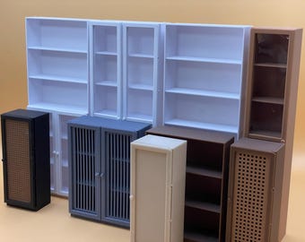 Può includere: Un set di nove pezzi di mobili in miniatura per case di bambole, tra cui librerie, armadi e una cassettiera. I mobili sono realizzati in legno e dipinti in vari colori, tra cui bianco, marrone e blu.