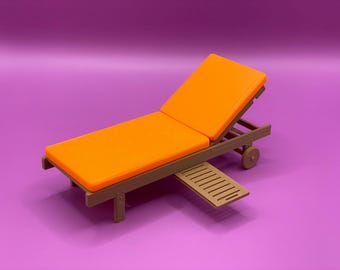 Può includere: Una sedia a sdraio in legno marrone con cuscini arancioni e un poggiapiedi. La sedia ha delle ruote su un lato.