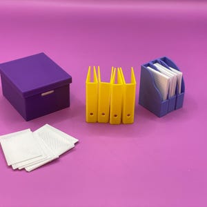Ensemble de fournitures de bureau miniatures 3D STL - Reliure à l'échelle 1:12, papier A4 et boîte de classement pour bureaux de maison de poupée, fichier numérique pour impression 3D, licence