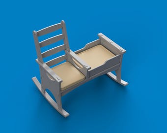 Può includere: Una sedia a dondolo in legno bianco con una culla attaccata. La sedia ha uno schienale a doghe e un cuscino beige. Anche la sezione della culla ha un cuscino beige. La sedia è su uno sfondo blu.
