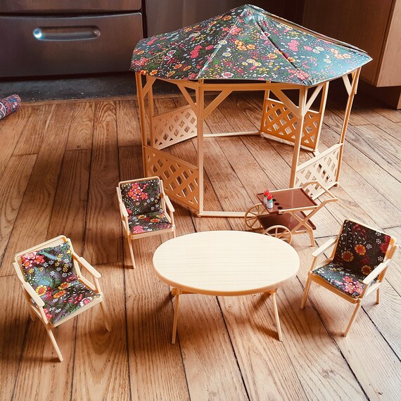 ensemble vintage de mobilier de jardin , dinette , maison de poupée