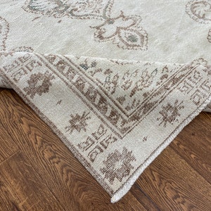 Handmade 5x9 Beige Oushak Rug: Vintage Turkish Wool