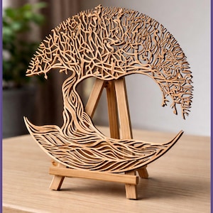 Peut inclure: Sculpture en bois découpée au laser représentant un arbre avec des détails complexes, présenté sur un petit chevalet en bois. La base est en forme de croissant de lune. Le texte "INSTANT DOWNLOAD" est visible en bas.