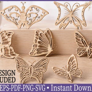 Peut inclure: Plusieurs découpes de papillons en bois de différentes formes sont présentées. Les papillons sont de couleur marron clair et sont disposés sur un bloc de bois. Le texte "17 DESIGN INCLUDED" et "DXF-EPS-PDF-PNG-SVG • Instant Download" est inclus.