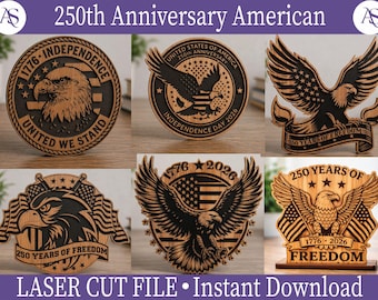 Puede incluir: Una colección de diseños de madera cortados con láser que celebran el 250 aniversario de la Independencia Americana. Los diseños presentan águilas, banderas y texto que incluye "1776", "2026" y "Freedom". La frase "United We Stand" también es visible.