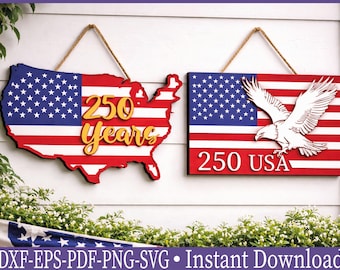 Puede incluir: Dos letreros de madera con diseños de la bandera estadounidense. Uno tiene la forma de EE. UU. con "250 Years" en letras doradas. El otro es rectangular con un águila y "250 USA". Ambos son rojos, blancos y azules y cuelgan de una cuerda.